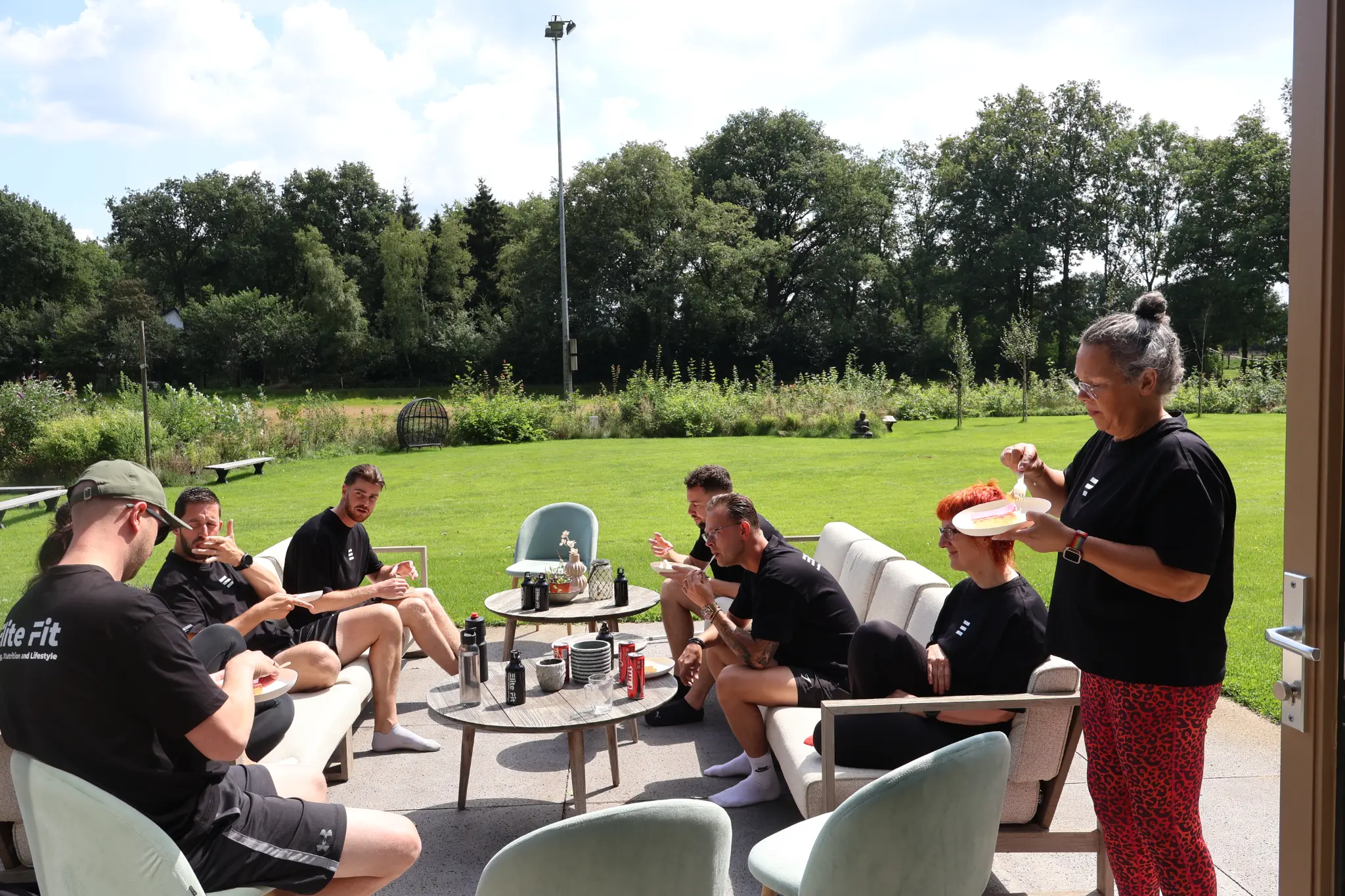 Samen eten na een training buiten
